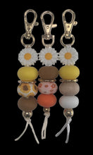 Load image into Gallery viewer, White Daisy Keyrings