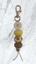 Load image into Gallery viewer, White Daisy Keyrings